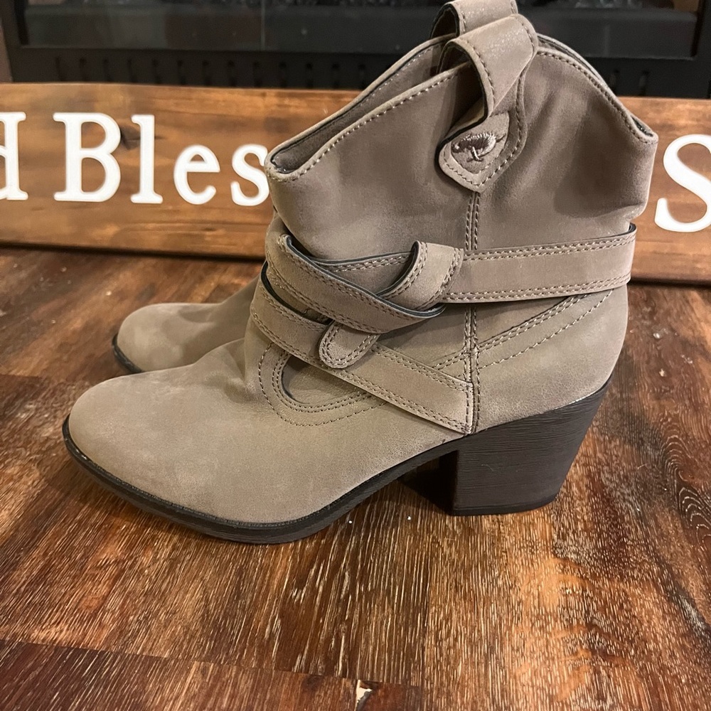 Rocket Dog Heeled Leather Booties size 8.5 (Brand new)